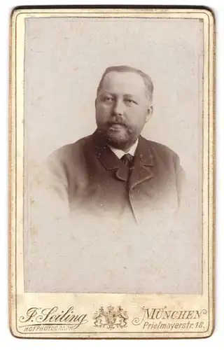 Fotografie J. Seiling, München, Prielmayerstrasse 18, Portrait modisch gekleideter Herr mit Vollbart