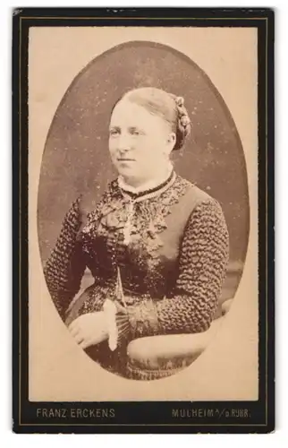 Fotografie Franz Erckens, Mülheim a. d. Ruhr, Portrait junge Dame im hübschen Kleid