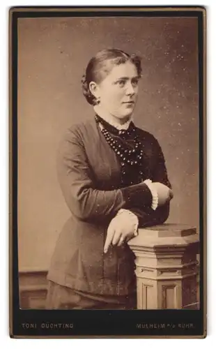 Fotografie Toni Düchting, Mülheim a. d. Ruhr, Eppinghoferstrasse, Portrait modisch gekleidete Dame mit Halskette