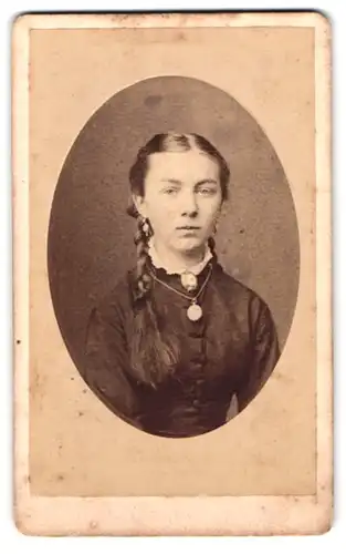 Fotografie Edmund Frede, Münster, Neubrückenstrasse 6, Brustportrait junge Dame mit Kragenbrosche und Amulett