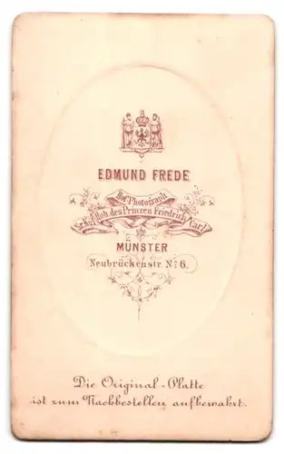 Fotografie Edmund Frede, Münster, Neubrückenstrasse 6, Brustportrait junge Dame mit Kragenbrosche und Amulett