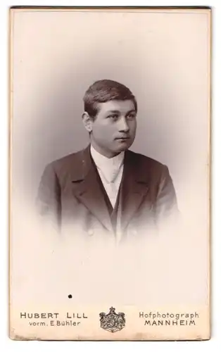 Fotografie Hubert Lill, Mannheim, Am Stadtpark 17-18, Portrait junger Herr im Anzug mit Krawatte