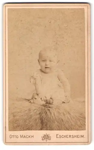 Fotografie Otto Mackh, Eschersheim, Portrait süsses Kleinkind im weissen Hemd mit nackigen Füssen