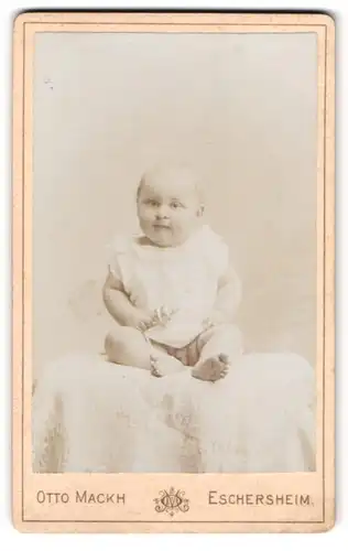 Fotografie Otto Mackh, Eschersheim, Portrait halbnacktes Kleinkind im weissen Hemd