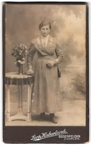 Fotografie Leop. Haberland, Eggenfelden, Stadtplatz, Portrait junge Dame im moidschen KLeid