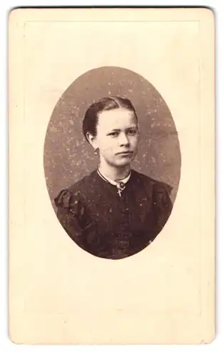 Fotografie C. L. Nauhaus, Eisleben, Klosterplatz, Brustportrait junge Dame mit Kragenbrosche und Kreuzkette