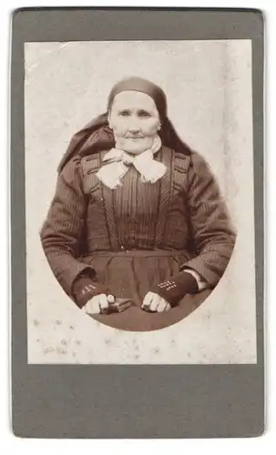 Fotografie unbekannter Fotograf und Ort, Portrait ältere Dame in zeitgenössischer Kleidung