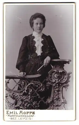 Fotografie Emil Hoppe, Hartmannsdorf, Portrait modisch gekleidete Dame mit einem Buch