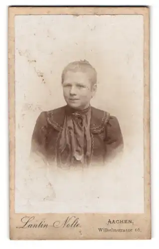 Fotografie Nolte-Lantin, Aachen, Wilhelmstrasse 66, Portrait junge Dame in zeitgenössischer Kleidung