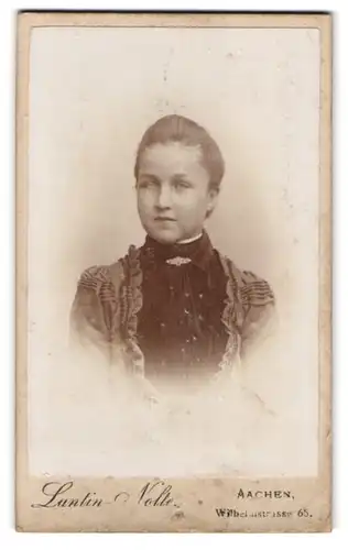 Fotografie Nolte-Lantin, Aachen, Wilhelmstrasse 66, Portrait junge Dame in hübscher Kleidung