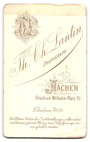 Fotografie Th. Lantin, Aachen, Friedr. Wilhelmplatz 10, Portrait junger Herr im Anzug mit Fliege