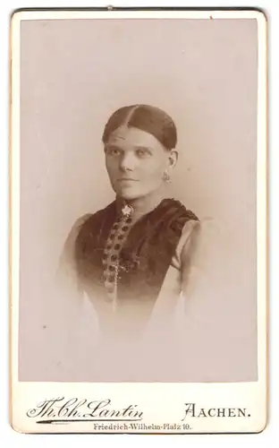 Fotografie Th. Ch. Lantin, Aachen, Friedrich-Wilhelm-Platz 10, Portrait junge Dame mit zurückgebundenem Haar