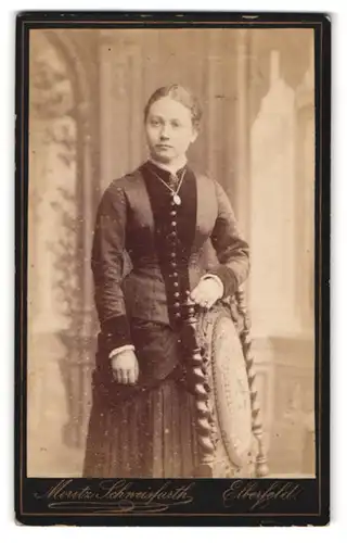 Fotografie Moritz Schweisfurth, Elberfeld, Herzogsstrasse 41, Portrait modisch gekleidete Dame mit Medaillon