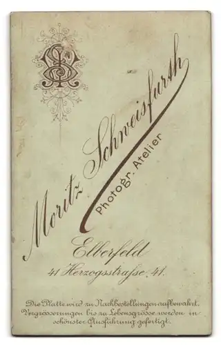 Fotografie Moritz Schweisfurth, Elberfeld, Herzogsstrasse 41, Portrait modisch gekleidete Dame mit Medaillon