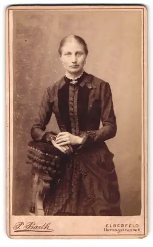 Fotografie P. Barth, Elberfeld, Herzogstrasse 11, Portrait junge Dame in modischer Kleidung