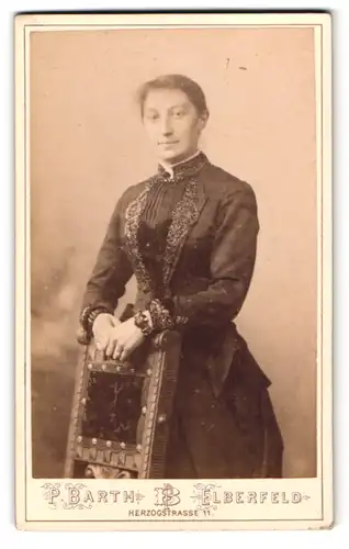 Fotografie P. Barth, Elberfeld, Herzogstrasse 11, Portrait jjunge Dame in zeitgenössischer Kleidung