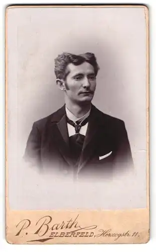Fotografie P. Barth, Elberfeld, Herzogstrasse 11, Portrait charmanter Herr im Anzug mit Krawatte