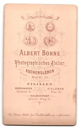 Fotografie Albert Bohne, Aschersleben, Markt 25, Portrait stattlicher Herr im Anzug mit Fliege