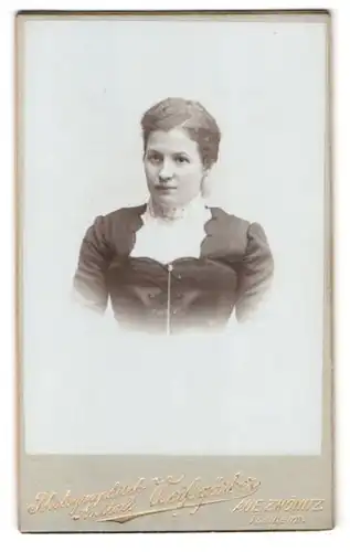 Fotografie Weissgärber, Zwönitz, Portrait junge Dame im modischen Kleid