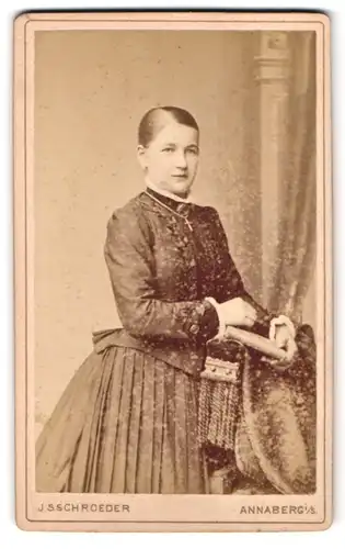 Fotografie J. S. Schroeder, Annaberg i. S., Portrait modisch gekleidete Dame mit Kreuzkette