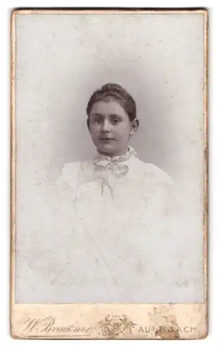 Fotografie Wilhelm Bruckner, Auerbach i /V., Ecke Bahnhofs u. Rodewischerstr., Portrait junge Dame in hübscher Kleidung