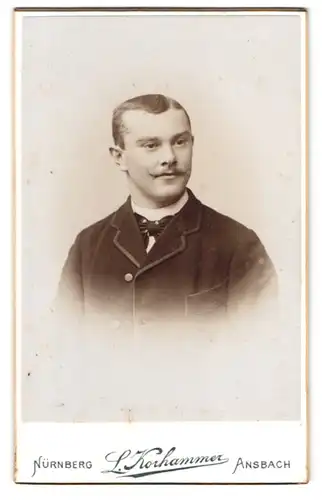 Fotografie L. Korhammer, Nürnberg, St. Johannis-Strasse 45, Portrait modisch gekleideter Herr mit Moustache