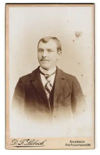 Fotografie D. F. Lübeck, Ansbach, Alte Poststrsse D 363, Portrait modisch gekleideter Herr mit Oberlippenbart