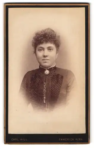 Fotografie Carl Hill, Emmerich a. Rh., Portrait junge Dame im Kleid mit Kragenbrosche