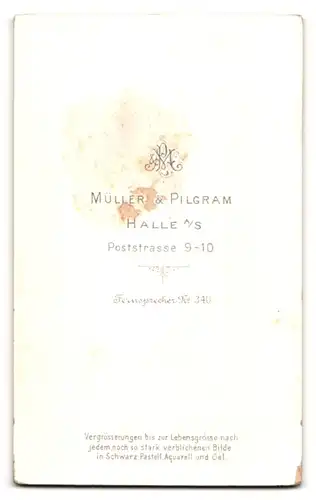 Fotografie Müller & Pilgram, Halle a /S., Poststrsase 9-10, Portrait hübscher Knabe im Anzug mit Krawatte