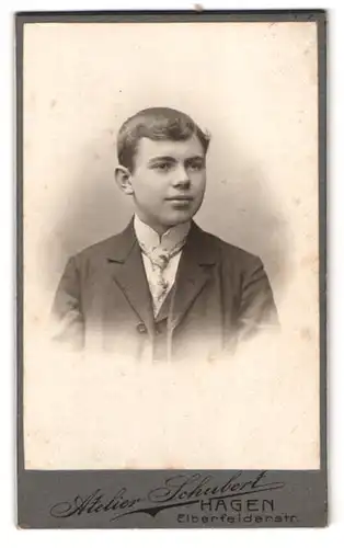 Fotografie Atelier Schubert, Hagen, Elberfelderstrasse, Portrait halbwüchsiger Knabe im Anzug mit Krawatte