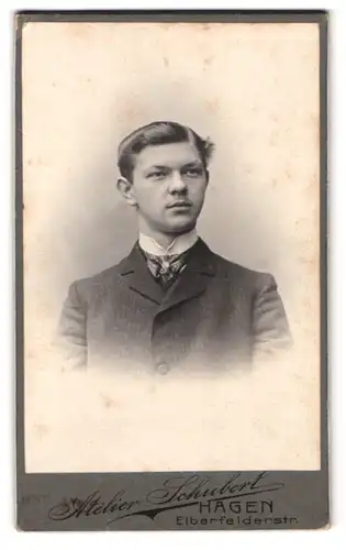 Fotografie Atelier Schubert, Hagen, Elberfelderstrasse, Portrait junger Mann im Anzug mit Krawatte