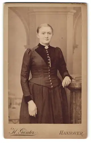 Fotografie Hermann Günter, Hannover, Marienstrasse 7, Portrait modisch gekleidete Dame mit Kragenbrosche