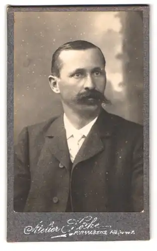 Fotografie Albert Köthe, Pirmasens, Fröbelgasse 3, Portrait modisch gekleideter Herr mit Schnauzbart
