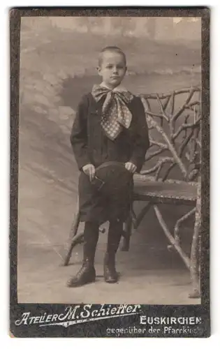 Fotografie M. Schieffer, Euskirchen, Portrait hübscher Knabe in modischer Kleidung