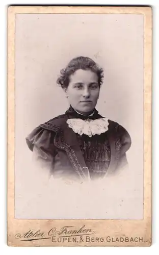 Fotografie C. Franken, Eupen, Neustrasse, Portrait junge Dame im bestickten Kleid