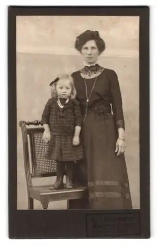 Fotografie G. Lieneweber, Hannover-Stöcken, Stöckenstrasse 3 Portrait bürgerliche Dame mit kleinem Mädchen