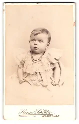Fotografie Hermann Schlüter, Magdeburg, Ecke Breite Weg und Alte Ullrichsstrasse, Portrait hübsch gekleidetes Kleinkind