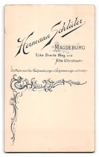 Fotografie Hermann Schlüter, Magdeburg, Ecke Breite Weg und Alte Ullrichsstrasse, Portrait hübsch gekleidetes Kleinkind