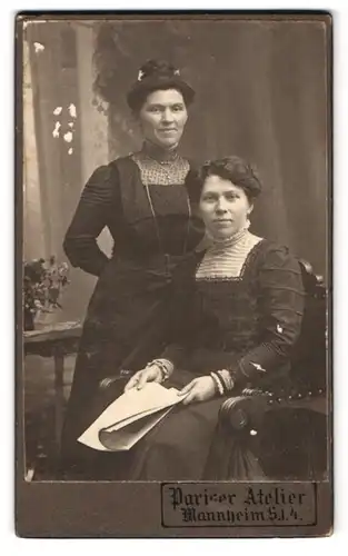 Fotografie A. de Beauclair, Mannheim, Breitestrasse, Portrait zwei bürgerliche Damen mit einer Zeitung