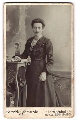 Fotografie Heirnich Schmorrde, Herrnhut, Portrait junge Dame im bestickten Kleid