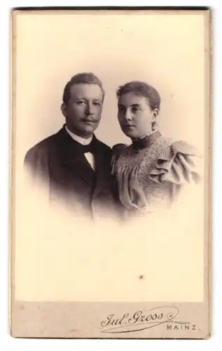 Fotografie Julius Gross, Mainz, Emmerich-Joseph-Strasse 11, Portrait bürgerliches Paar in hübscher Kleidung