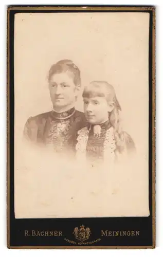 Fotografie R. Bachner, Meiningen, Georgstr. 22, Portrait stolze Mutter mit blonder hübscher Tochter