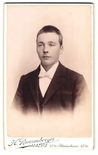 Fotografie H. Ranzenberger, Mainz, Rheinstr. 45, Portrait junger Mann in Fliege und Jackett