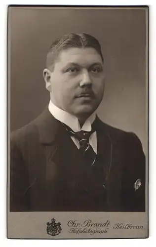 Fotografie Chr. Brandt, Heilbronn, Clarastr. 2, Portrait charmanter junger Mann mit Krawatte im Jackett