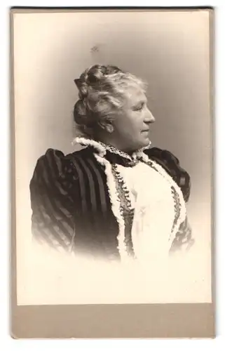 Fotografie Gustav Reh, Ort unbekannt, Portrait einer elegant gekleideten Dame mit Flechtdutt
