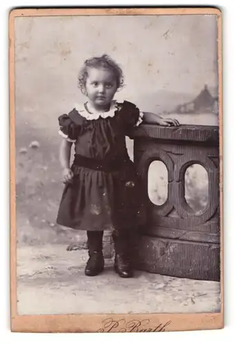 Fotografie P. Barth, Elberfeld, Herzogstr. 11, Portrait süsses kleines Mädchen im Kleidchen mit Perlenhalskette