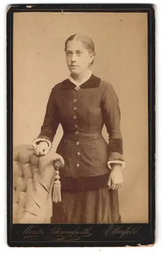 Fotografie Moritz Schweisfurth, Elberfeld, Herzogstr. 41, Portrait hübsches Fräulein im prachtvollen Kleid