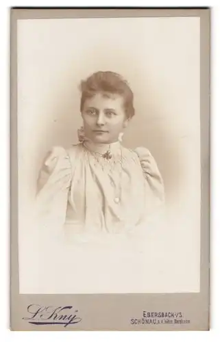Fotografie L. Kny, Ebersbach i. S., Portrait junge Schönheit in gerüschter Bluse mit Brosche und Halskette