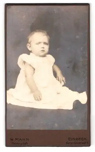 Fotografie W. Mann, Einbeck, Bürgermeisterwall 5, Portrait blondes Kleinkind mit erstauntem Blick im Kleidchen