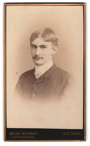 Fotografie Maler Buchner, Stuttgart, Portrait charmanter blonder Mann im Jackett